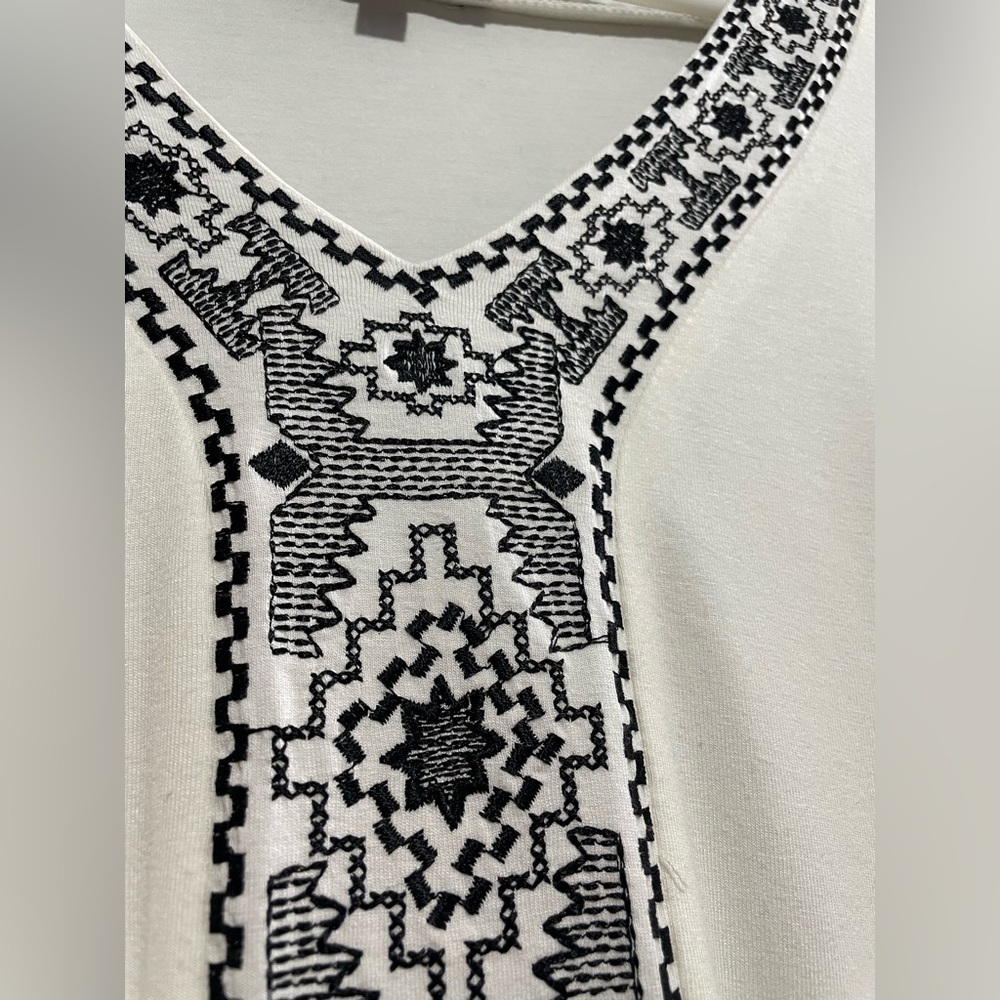 Adrianna Papell Tops/Adrianna Papell Embroidered shirt 1X white and Black - Picture 5 of 8